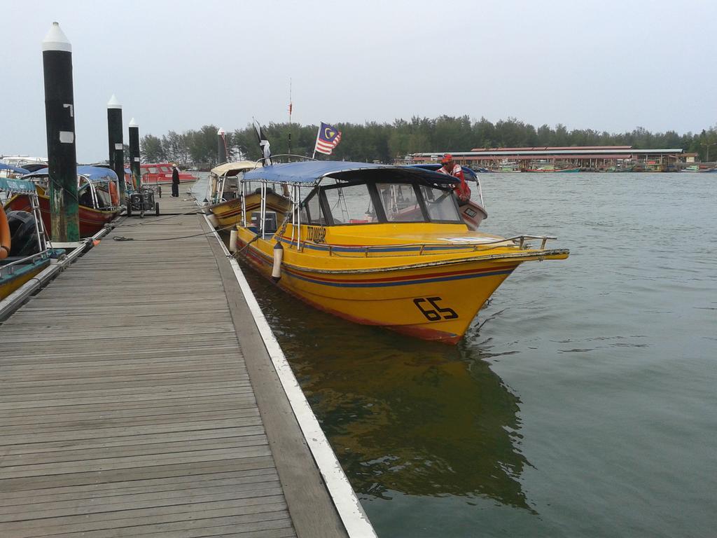 Iz Budget Kampung Kuala Besut Exterior photo