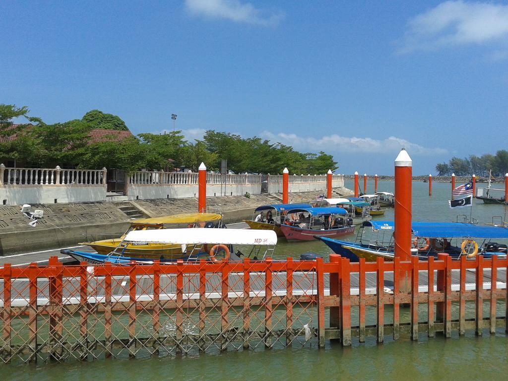 Iz Budget Kampung Kuala Besut Exterior photo